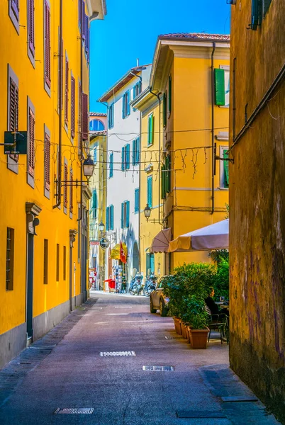 Pisa イタリア 2016年3月14日 イタリアの街の小さな通りの眺めピサ — ストック写真