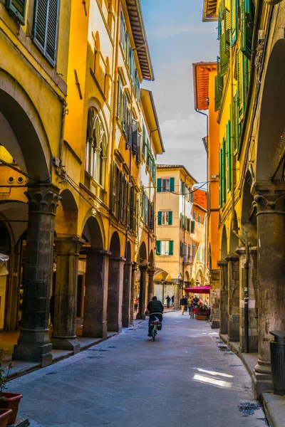 PISA, İtalya, 14 Mart 2016: İnsanlar İtalya 'nın Pisa kentindeki Guglielmo Oberdan üzerinden bahar gezintisinin keyfini çıkarıyorlar.