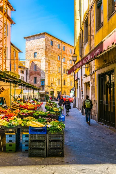 PISA, İtalya, 14 Mart 2016: İnsanlar İtalya 'nın Pisa kentindeki Guglielmo Oberdan üzerinden bahar gezintisinin keyfini çıkarıyorlar.