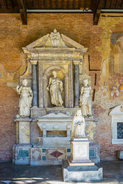 PISA, İtalya, 14 Mart 2016: İtalya 'nın Pisa kentindeki Camposanto Mezarlığı' nın içindeki heykellerin görüntüsü