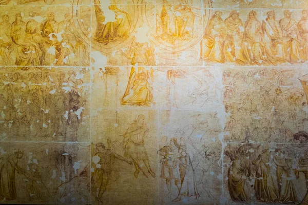 PISA, İtalya, 14 Mart 2016: Kampuanto mezarlığının içinde bulunan delle sinopie müzesindeki fresklerin görüntüsü.