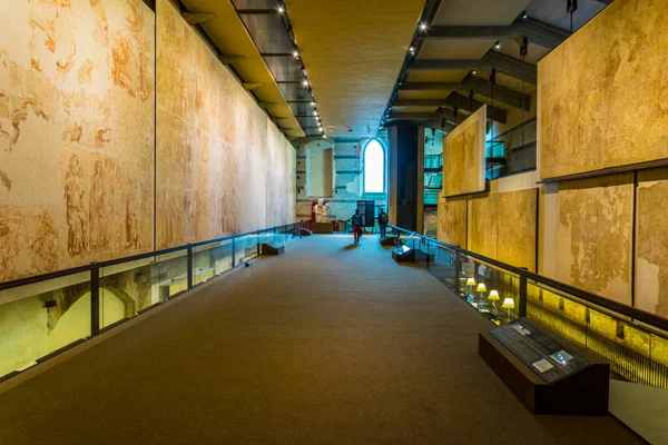 PISA, İtalya, 14 Mart 2016: İtalya 'daki Delle Sinopie Müzesi' nin içi eskiden Camposanto Mezarlığı 'nda bulunan freskleri sunuyor.