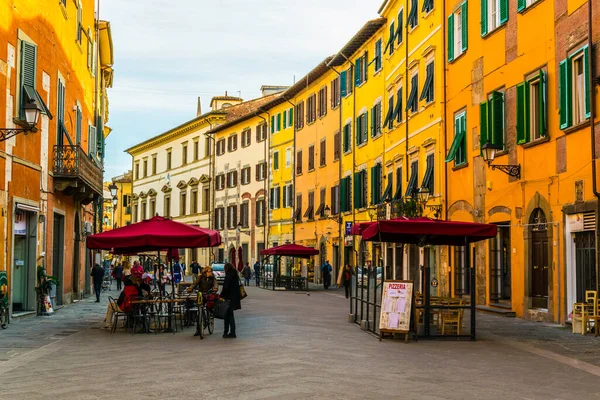 PISA, İtalya, 14 Mart 2016: İnsanlar İtalya 'nın Pisa kentindeki Santa Maria' da bahar gezintisinin keyfini çıkarıyorlar..