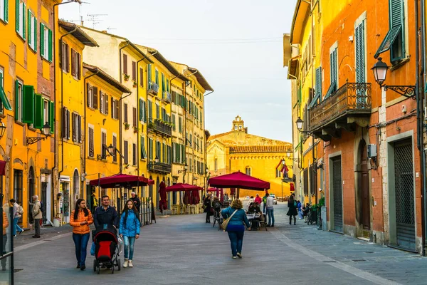 PISA, İtalya, 14 Mart 2016: İnsanlar İtalya 'nın Pisa kentindeki Santa Maria' da bahar gezintisinin keyfini çıkarıyorlar..