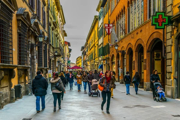 PISA, İtalya, 14 Mart 2016: İnsanlar İtalya 'nın Pisa kentindeki Guglielmo Oberdan üzerinden bahar gezintisinin keyfini çıkarıyorlar.