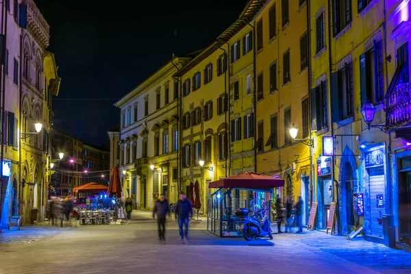 PISA, ITALY, 14 Mart 2016: İnsanlar bahar aylarında gece hayatı Santa Maria üzerinden İtalya 'nın Pisa şehrinde geziniyorlar.