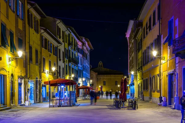 PISA, ITALY, 14 Mart 2016: İnsanlar bahar aylarında gece hayatı Santa Maria üzerinden İtalya 'nın Pisa şehrinde geziniyorlar.