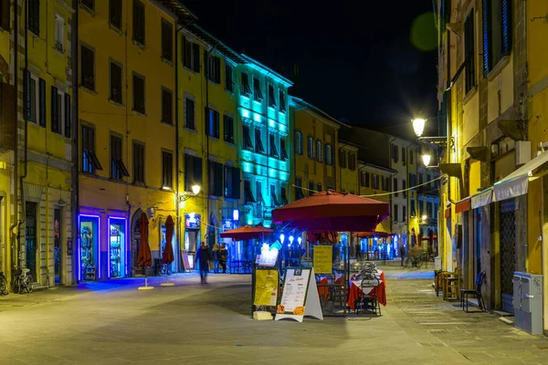 PISA, ITALY, 14 Mart 2016: İnsanlar bahar aylarında gece hayatı Santa Maria üzerinden İtalya 'nın Pisa şehrinde geziniyorlar.