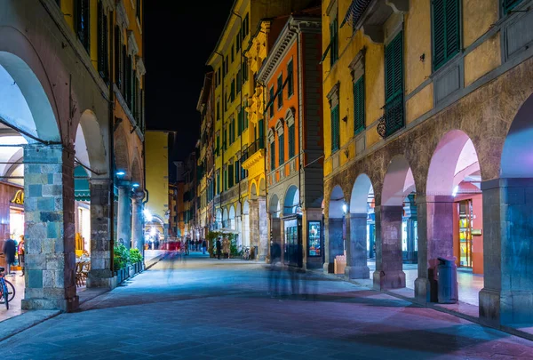 PISA, İtalya, 14 Mart 2016: İnsanlar İtalya 'nın Pisa kentindeki Guglielmo Oberdan üzerinden bahar yürüyüşünün keyfini çıkarıyorlar.