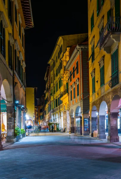 PISA, İtalya, 14 Mart 2016: İnsanlar İtalya 'nın Pisa kentindeki Guglielmo Oberdan üzerinden bahar yürüyüşünün keyfini çıkarıyorlar.