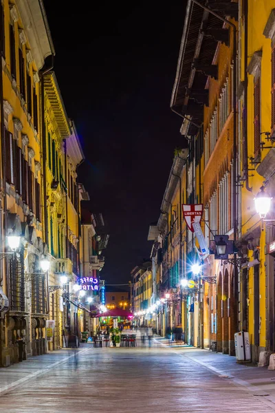 PISA, İtalya, 14 Mart 2016: İtalyan şehri Pisa 'daki aydınlık Corlevard İtalya' nın gece görüşü.