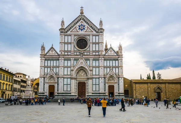 FLORENCE, ITALY, 15 Mart 2016: İnsanlar İtalya 'nın Firenze kentindeki Santa Croce Bazilikasının önünde geziniyor