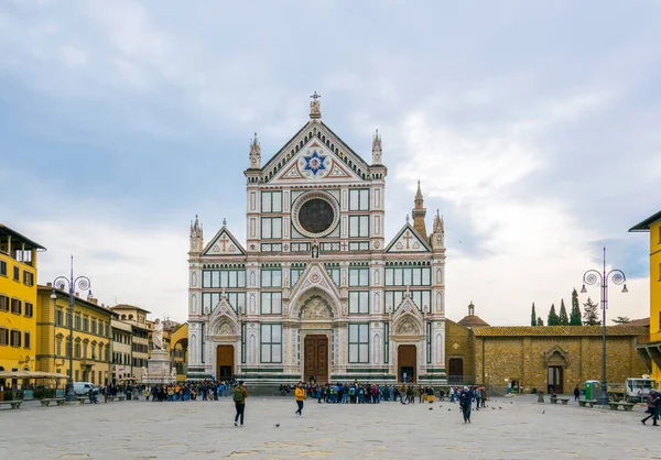 FLORENCE, ITALY, 15 Mart 2016: İnsanlar İtalya 'nın Firenze kentindeki Santa Croce Bazilikasının önünde geziniyor