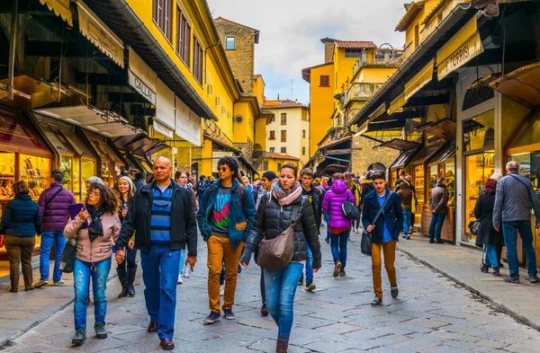 FLORENCE, ITALY, 15 Mart 2016: İnsanlar İtalya 'nın Floransa kentindeki Ponte vecchio köprüsündeki geniş dükkanlar arasında geziniyor