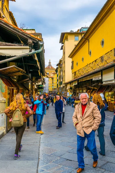 FLORENCE, ITALY, 15 Mart 2016: İnsanlar İtalya 'nın Floransa kentindeki Ponte vecchio köprüsündeki geniş dükkanlar arasında geziniyor