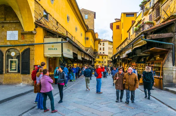 Florence Italy March 2016 People Strolling Expansive Shops Situated Ponte — Stockfoto
