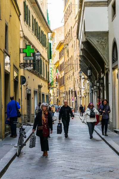 FLORENCE, ITALY, 15 Mart 2016: İtalyan kenti Floransa 'nın tarihi merkezinde küçük bir caddeye bakış.