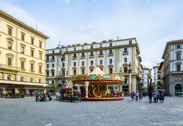 FLORENCE, ITALY, 15 Mart 2016: İnsanlar İtalya 'nın Floransa kentindeki büyük bir atlıkarıncanın hakim olduğu meydandaki meydanda geziniyorlar