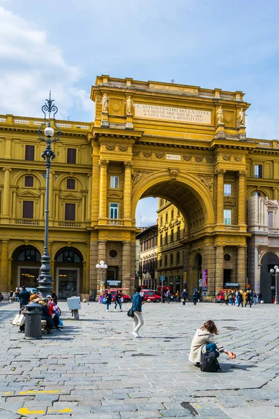 FLORENCE, ITALY, 15 Mart 2016: İnsanlar Degli Strozzi 'ye doğru giden dev bir kemerin egemen olduğu İtalya' nın Floransa kentindeki Piazza della repubblica meydanında geziniyorlar