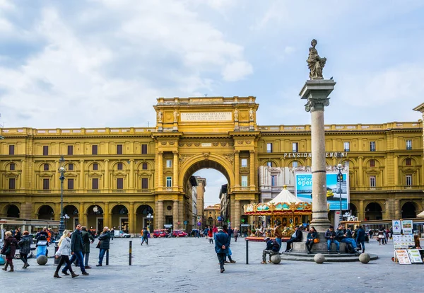 FLORENCE, ITALY, 15 Mart 2016: İnsanlar Degli Strozzi 'ye doğru giden dev bir kemerin egemen olduğu İtalya' nın Floransa kentindeki Piazza della repubblica meydanında geziniyorlar