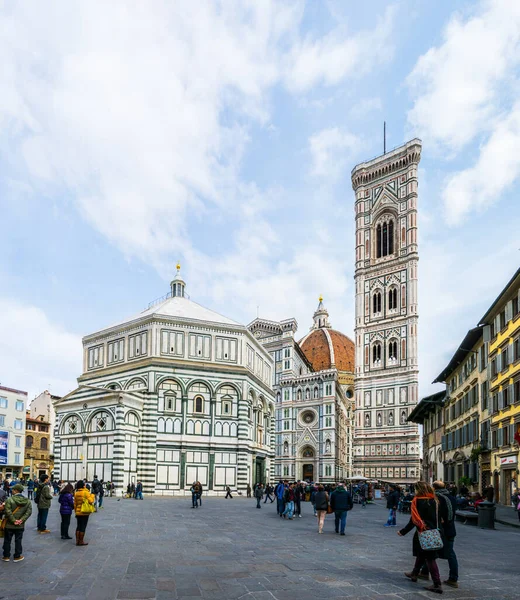 FLORENCE, ITALY, 15 Mart 2016: İnsanlar İtalya 'nın Floransa kentindeki Santa Maria del Fiore katedralinin önünde geziniyor