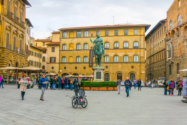 FLORENCE, ITALY, 15 Mart 2016: Turistler Floransa 'daki Piazza della Signoria' daki Cosimo I de 'Medici Piazza della Signoria' daki Binicilik heykeline hayran