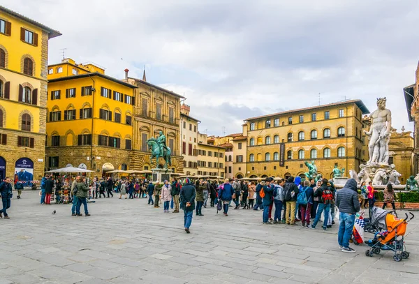FLORENCE, ITALY, 15 Mart 2016: Turistler Floransa 'daki Piazza della Signoria' daki Cosimo I de 'Medici Piazza della Signoria' daki Binicilik heykeline hayran