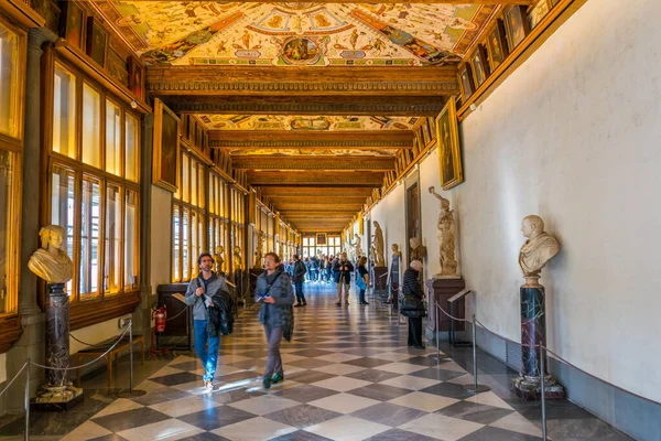 FLORENCE, ITALY, 15 Mart 2016: Floransa 'daki Uffizi galerisindeki bir koridorun ayrıntıları