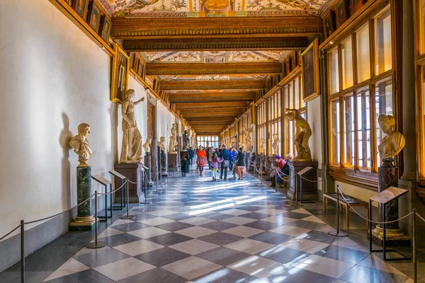 FLORENCE, ITALY, 15 Mart 2016: Floransa 'daki Uffizi galerisindeki bir koridorun ayrıntıları