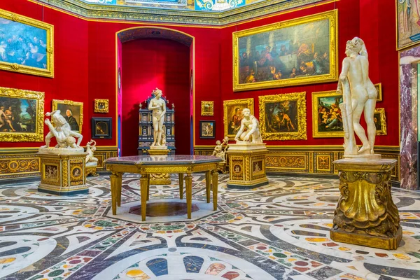 FLORENCE, ITALY, 15 Mart 2016: Floransa 'daki uffizi galerisinin içindeki ünlü tribuna odasının ayrıntıları