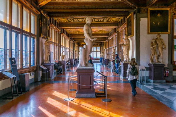 FLORENCE, ITALY, 15 Mart 2016: Floransa 'daki Uffizi galerisindeki bir koridorun ayrıntıları