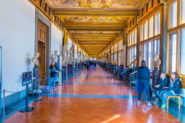 FLORENCE, ITALY, 15 Mart 2016: Floransa 'daki Uffizi galerisindeki bir koridorun ayrıntıları
