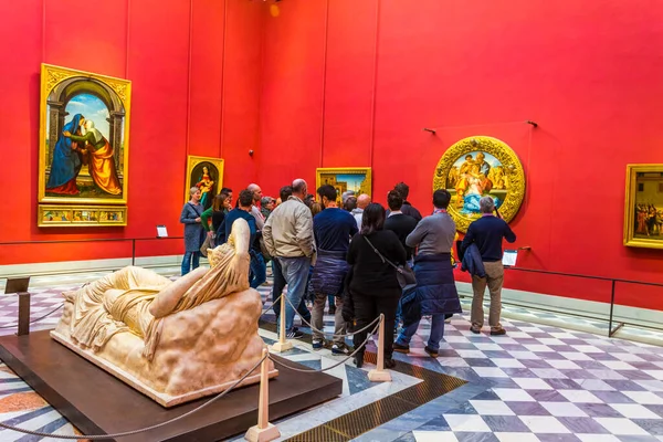 FLORENCE, İtalya, 15 Mart 2016: Michelangelo 'nun Doni Tondo heykeli Floransa, İtalya' daki Uffizi galerisinin kırmızı odasında yer almaktadır.