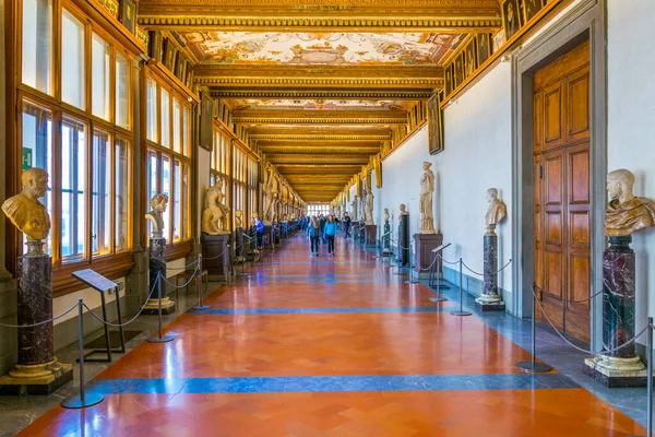 FLORENCE, ITALY, 15 Mart 2016: Floransa 'daki Uffizi galerisindeki bir koridorun ayrıntıları