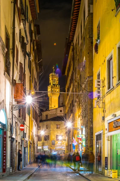 FLORENCE, ITALY, 15 Mart 2016: turistler İtalya 'nın tarihi merkezi Floransa' da küçük bir caddede palazzo vecchio 'ya doğru yürüyorlar..