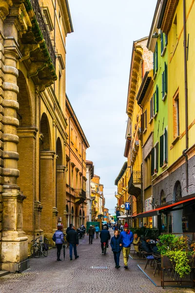 RIMINI, İtalya, 16 Mart 2016: İtalya 'nın Rimini şehrinin merkezinde insanlar sokakta yürüyor
