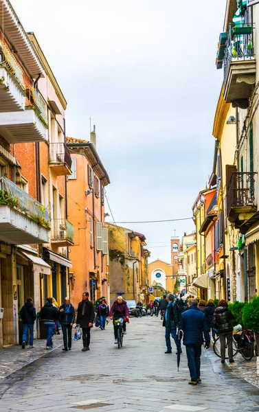 RIMINI, İtalya, 16 Mart 2016: İtalya 'nın Rimini şehrinin merkezinde insanlar sokakta yürüyor