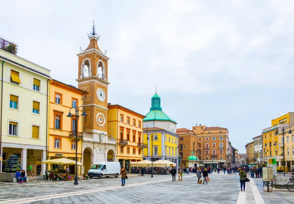 RIMINI, İtalya, 16 Mart 2016: İtalya 'nın Rimini şehrinde insanlar Piazza Martiri' den geçiyor