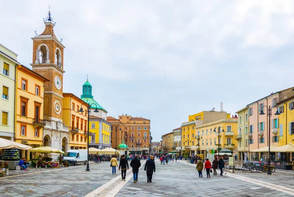 RIMINI, İtalya, 16 Mart 2016: İtalya 'nın Rimini şehrinde insanlar Piazza Martiri' den geçiyor