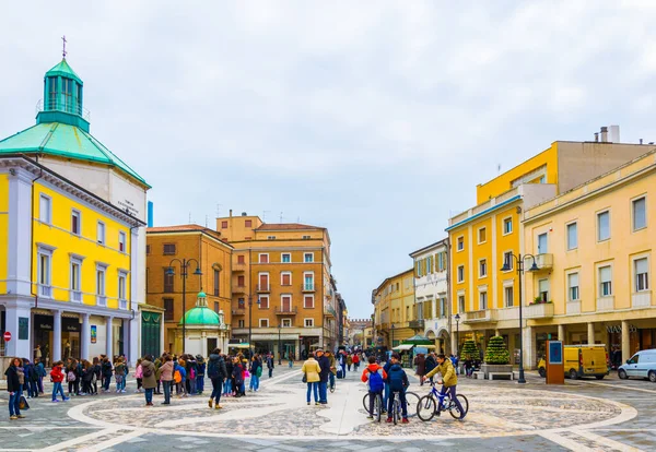 RIMINI, İtalya, 16 Mart 2016: İtalya 'nın Rimini şehrinde insanlar Piazza Martiri' den geçiyor