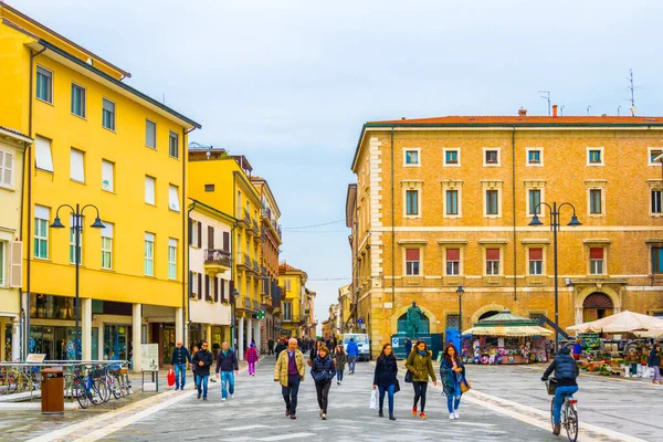 Rimini Italië Maart 2016 Mensen Passeren Piazza Martiri Italiaanse Stad — Stockfoto