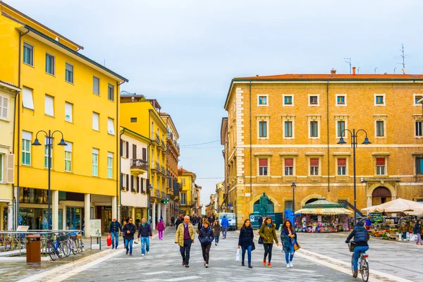 RIMINI, İtalya, 16 Mart 2016: İtalya 'nın Rimini şehrinde insanlar Piazza Martiri' den geçiyor