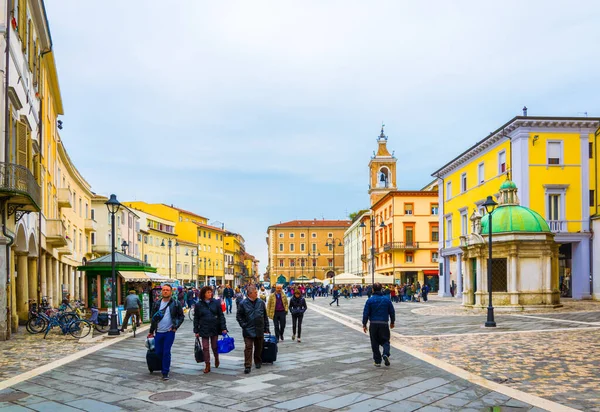RIMINI, İtalya, 16 Mart 2016: İtalya 'nın Rimini şehrinde insanlar Piazza Martiri' den geçiyor