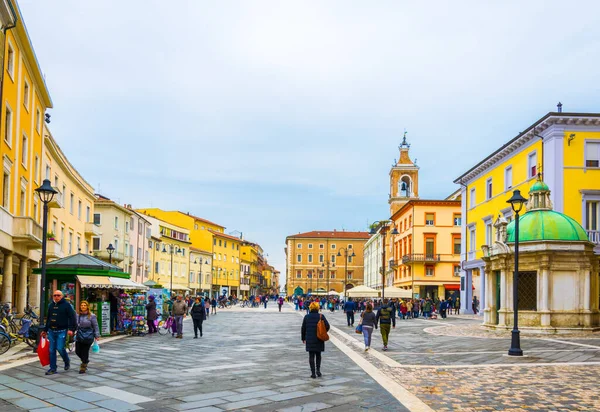 Rimini Italië Maart 2016 Mensen Passeren Piazza Martiri Italiaanse Stad — Stockfoto