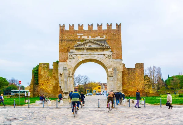 RIMINI, İtalya, 16 Mart 2016: İnsanlar Rimini, İtalya 'da Augustus Kemeri' nden geçiyor