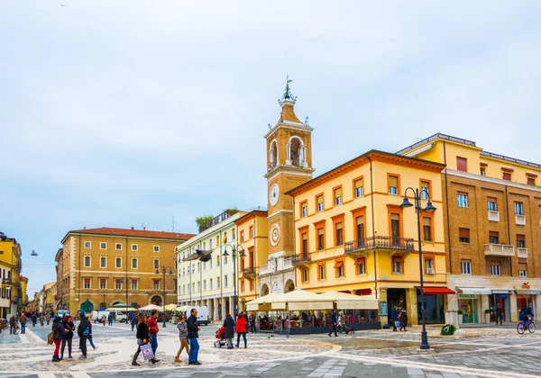 RIMINI, İtalya, 16 Mart 2016: İtalya 'nın Rimini şehrinde insanlar Piazza Martiri' den geçiyor