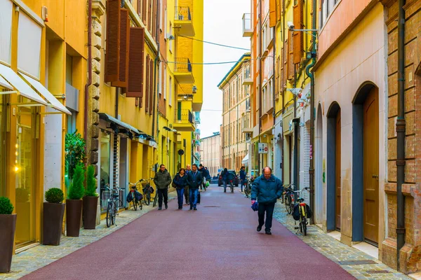 RIMINI, İtalya, 16 Mart 2016: İtalya 'nın Rimini şehrinin merkezinde insanlar sokakta yürüyor