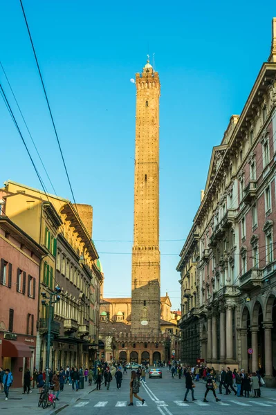 BOLOGNA, ITALY, 17 Mart 2016: İnsanlar Franco Rizzoli üzerinden Bologna 'nın iki kulesine doğru yürüyor - Torre Garisenda ve Torre Degli Asinelli