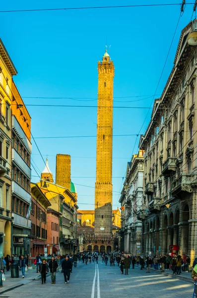 BOLOGNA, ITALY, 17 Mart 2016: İnsanlar Franco Rizzoli üzerinden Bologna 'nın iki kulesine doğru yürüyor - Torre Garisenda ve Torre Degli Asinelli