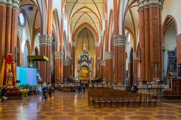 BOLOGNA, İtalya, 17 Mart 2016: İtalya 'nın Bolonya kentindeki Basilica di San Petronio' nun iç mekanı